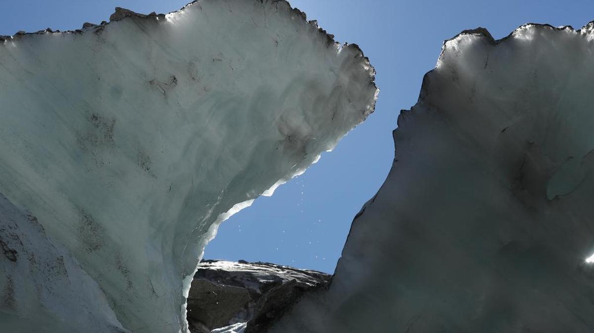 Las gotas de agua por goteo de la fusión del hielo en el pie del glaciar Hornkees el 26 de agosto, el año 2016 cerca de Ginzling, Austria .