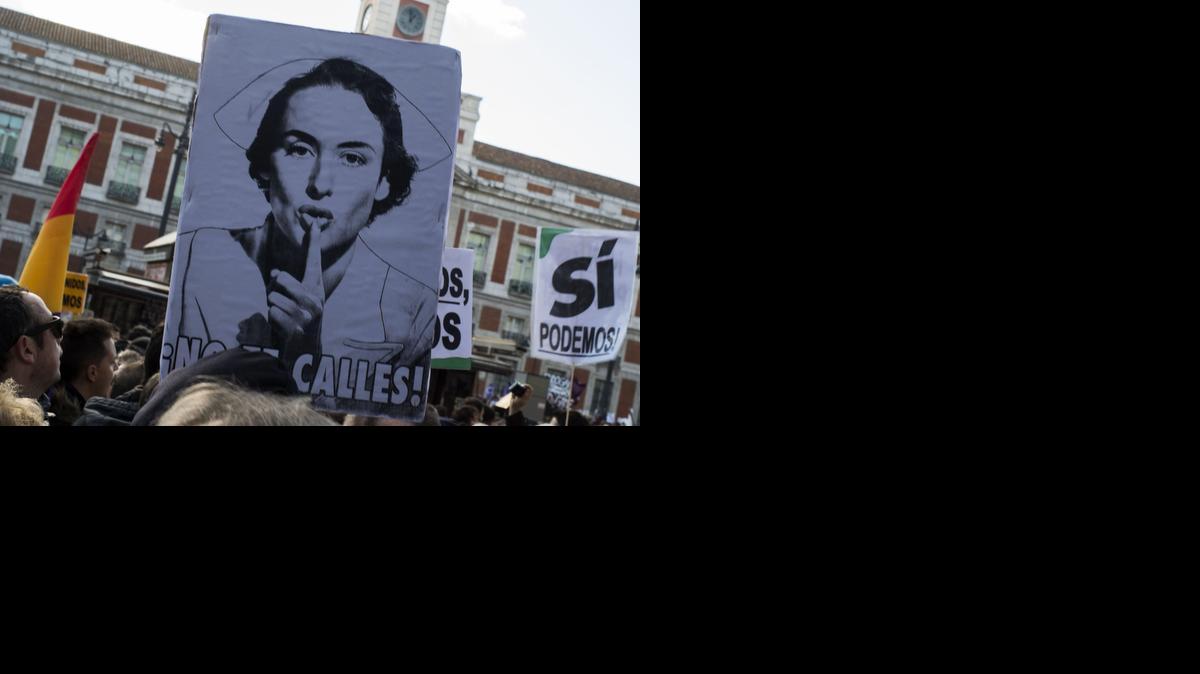 
Miles participaron en una marcha convocada por el partido español Podemos, en Madrid, el sábado, con pancartas que decían “No te calles”.
