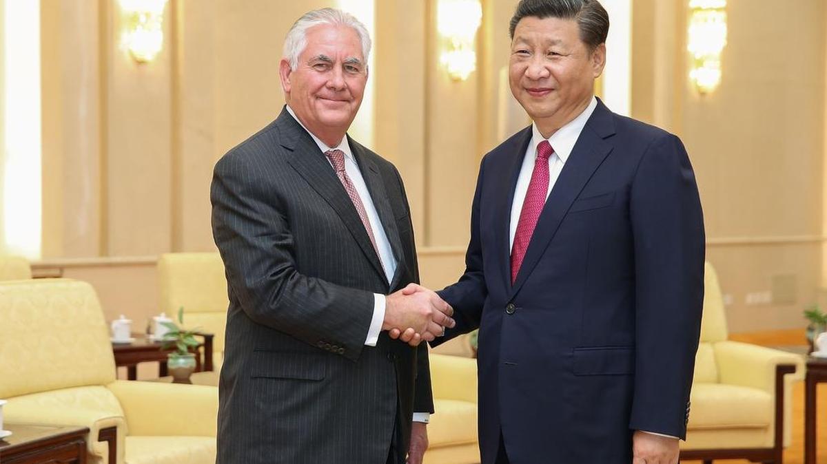 El secretario de Estado de Estados Unidos, Rex Tillerson estrecha la mano con el presidente chino Xi Jinping antes de su reunión en el Gran Salón del Pueblo de Pekín el 30 de septiembre de 2017.