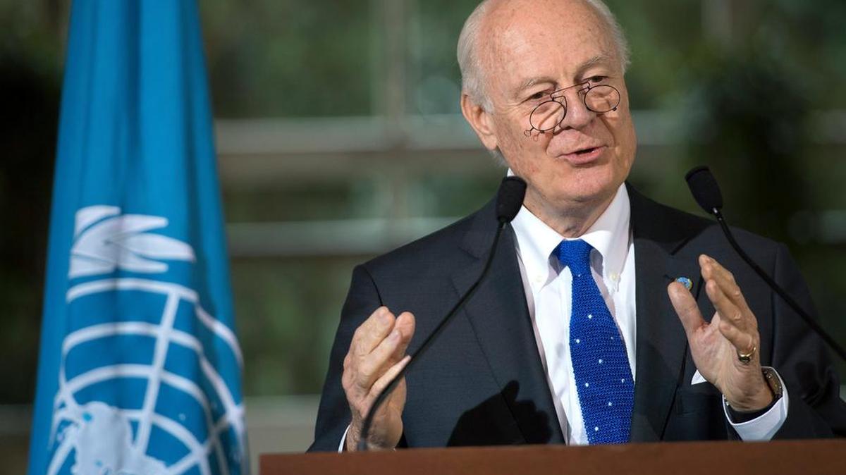 Staffan de Mistura, da una rueda de prensa tras concluir la ronda de negociaciones el viernes con los miembros de la oposición interior en la sede de Naciones Unidas en Ginebra, Suiza.