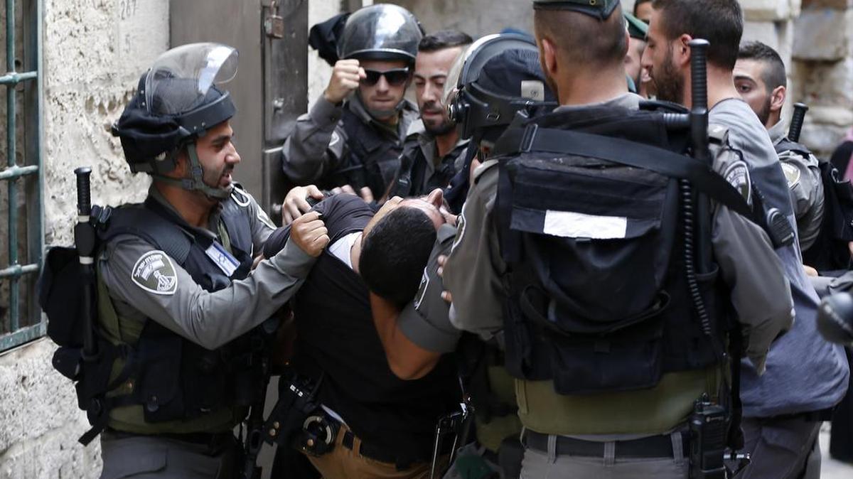 
El rey Abdulá II –custodio de lugares históricos– afirmó que el reino está “muy preocupado y furioso por el reciente incremento de la violencia en Jerusalén, específicamente en la mezquita Al Aqsa
