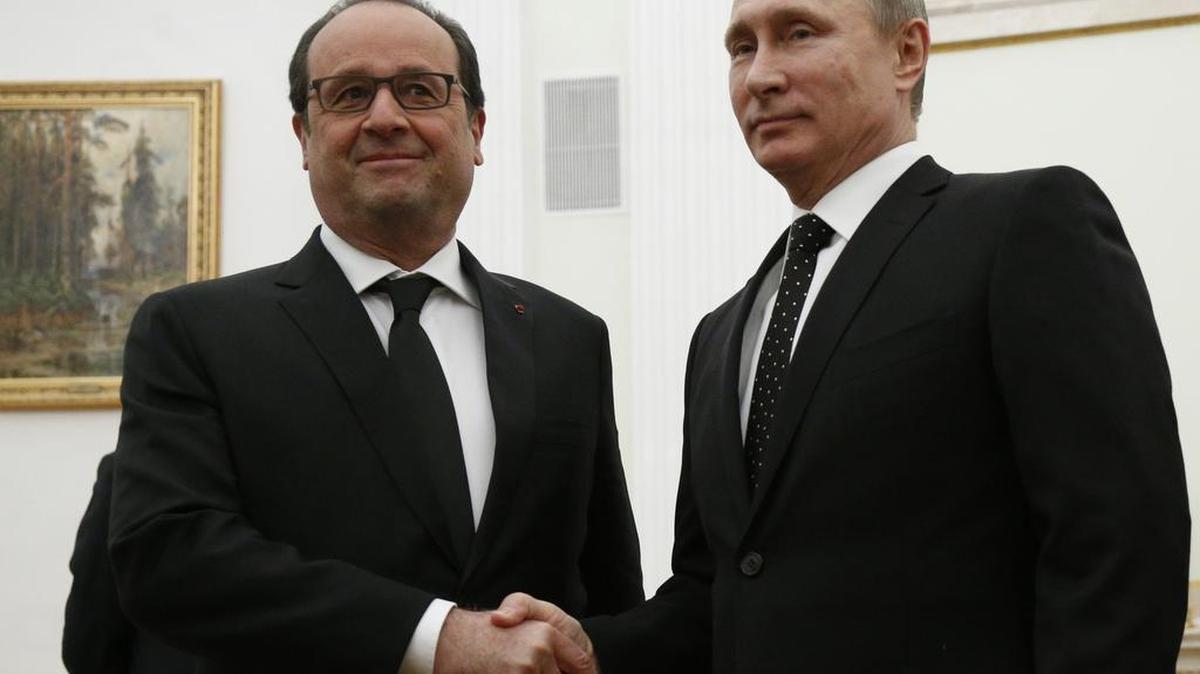 Los presidentes de Rusia, Vladímir Putin, y Francia, Francois Hollande se saludan durante un reunión en el Kremlin.