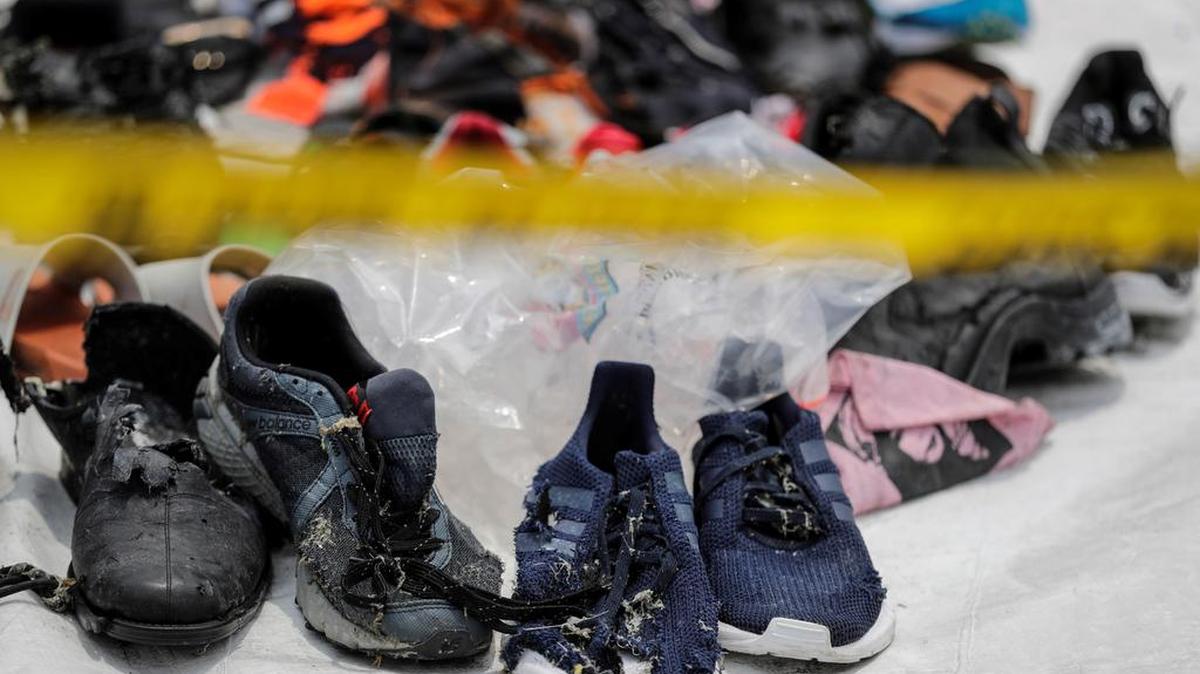 Zapatos de las víctimas del avión siniestrado tras ser recuperados por miembros de los servicios de rescate en el mar de Java en el puerto Tanjung Priok en Yakarta (Indonesia) el 2 de noviembre de 2018.