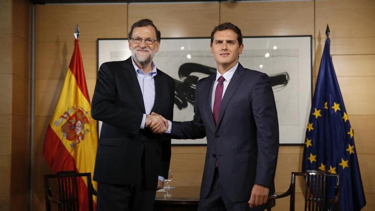 El presidente del Gobierno en funciones, Mariano Rajoy (izq.), y el líder de Ciudadanos, Albert Rivera, se saludan al inicio de una reunión.