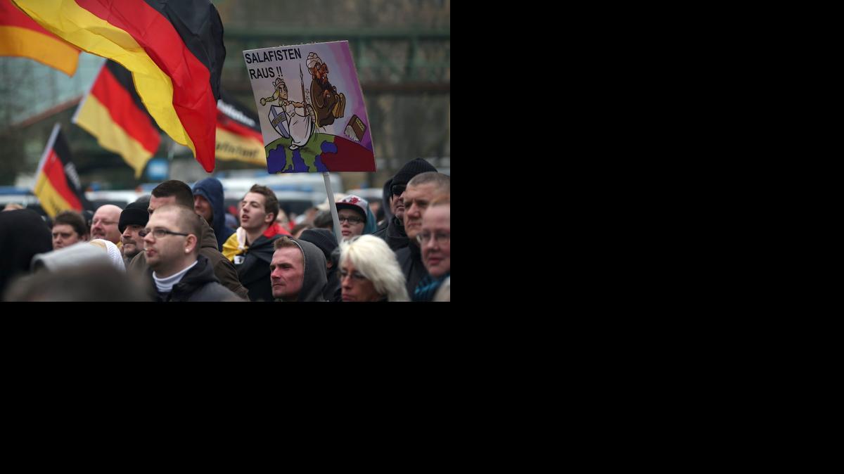 
Los miembros de Hogesa (Hooligans contra salafistas) participan en una manifestación Pegida y sostienen un cartel que dice 'salafistas salir' en Wuppertal, Alemania, 14 de marzo de 2015. 
