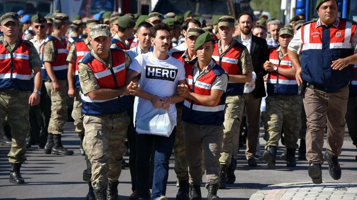 La policía turca ha detenido en la última semana al menos a 15 personas por usar una camiseta con un lema que las autoridades sostienen es un mensaje velado que respalda al supuesto cerebro detrás del fracasado golpe del año pasado.