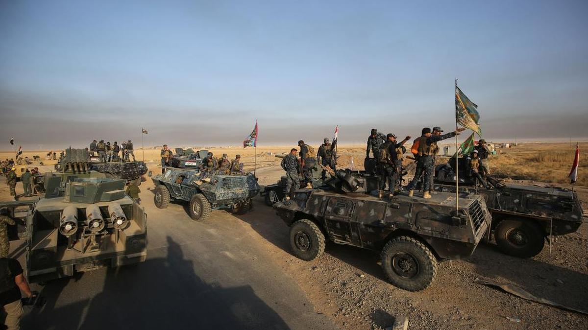 Las fuerzas iraquíes se despliegan en el área de al-Shourah, a unos 45 kilómetros al sur de Mosul, a medida que avanzan hacia la ciudad el 17 de octubre de 2016.