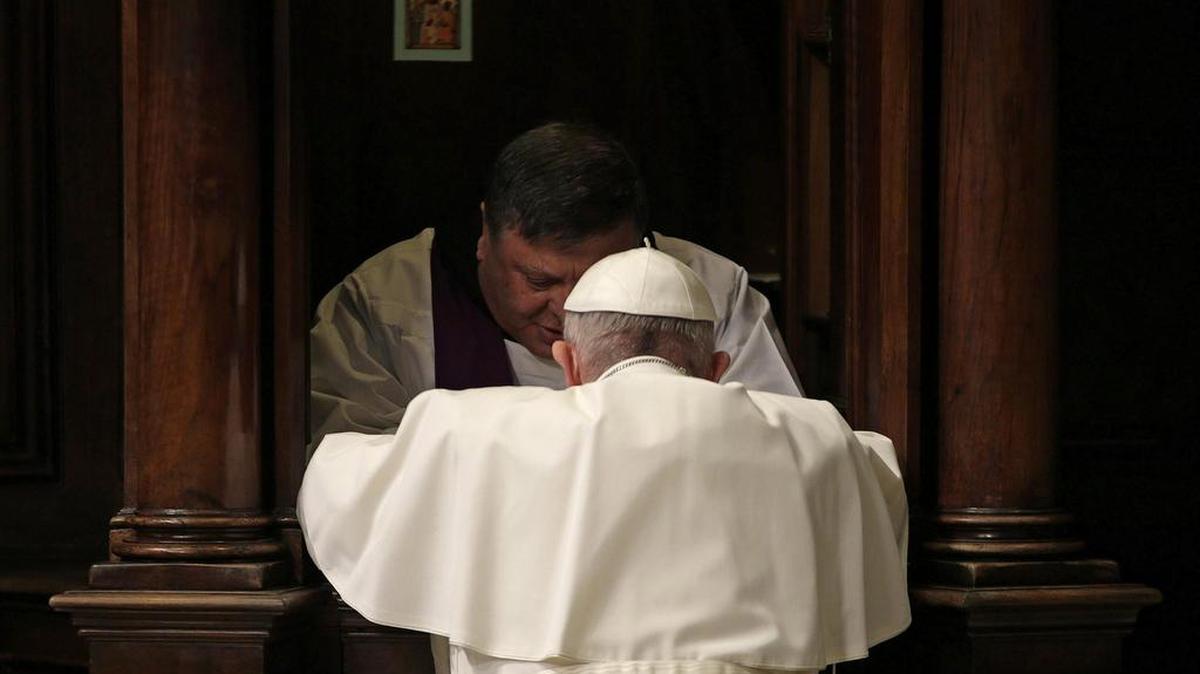 El papa Francisco acudió el viernes a uno de los confesionarios de la Basílica de San Pedro del Vaticano.