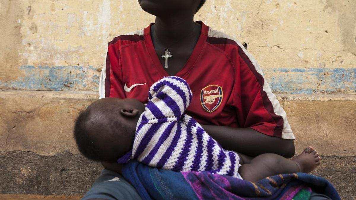 Una joven de 14 años de edad da pecho a su hijo de 3 meses de edad, en Bangui, República Centroafricana. Ella dice que fue violada y embarazada por una fuerza de paz delas Naciones Unidas en Burundi.