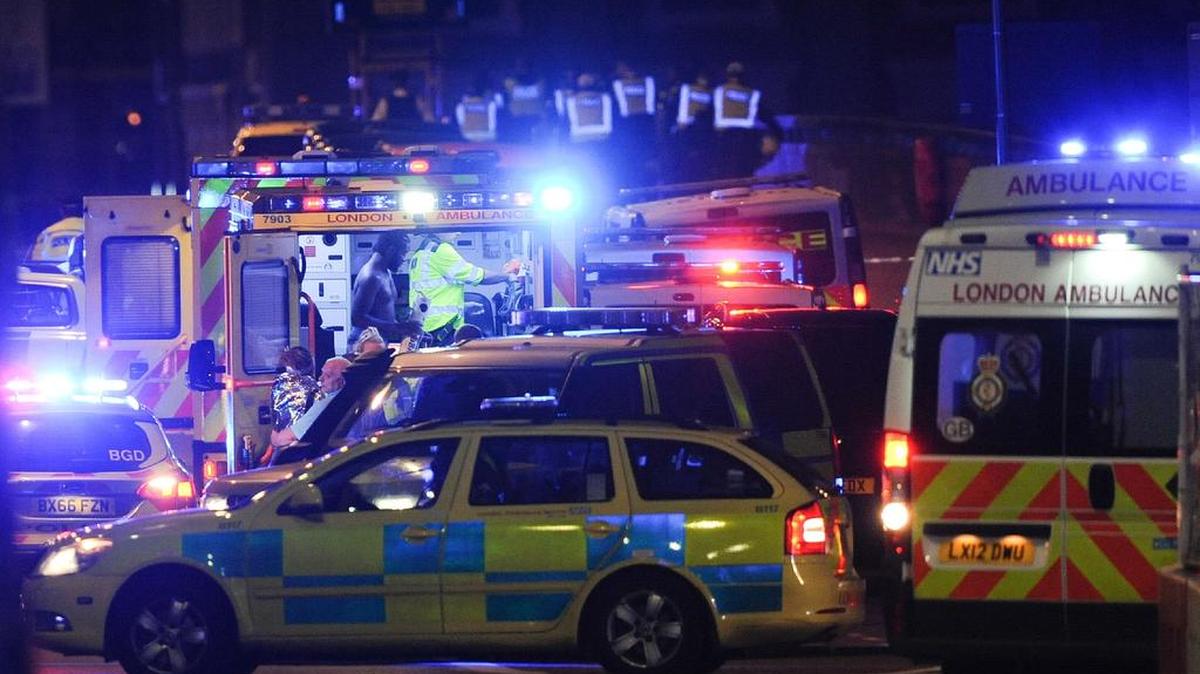 Miembros de los servicios de emergencia atienden a personas heridas en un ataque terrorista en el puente de Londres en el centro de Londres el 3 de junio de 2017.