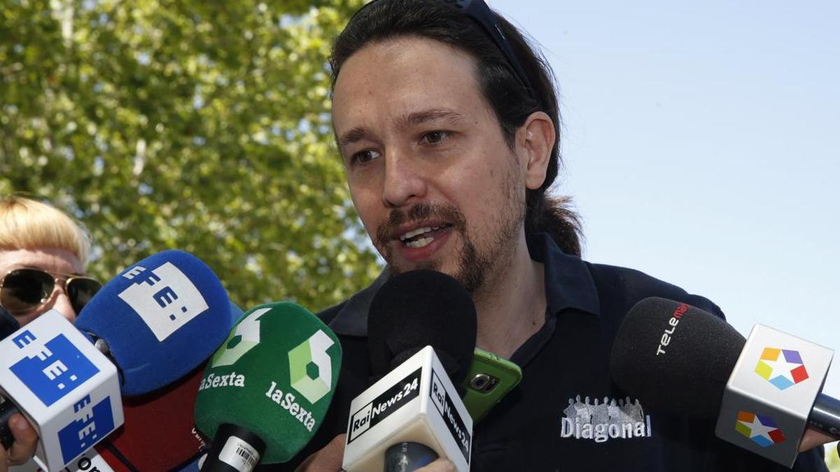 El candidato de Unidos Podemos a la Presidencia del Gobierno, Pablo Iglesias, hace declaraciones a la prensa tras reunirse con simpatizantes en la Ciudad Universitaria de Madrid.