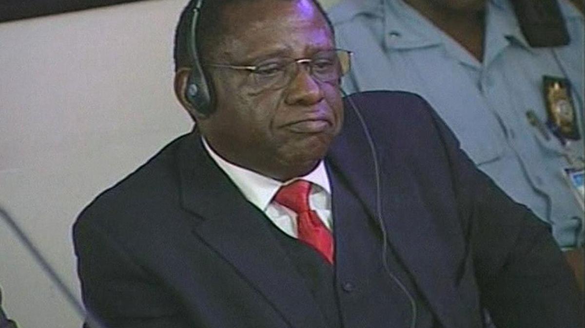Theoneste Bagosora es procesado en la corte del Tribunal Penal Internacional para Ruanda, en Arusha, Tanzania, el 18 de diciembre del 2008.