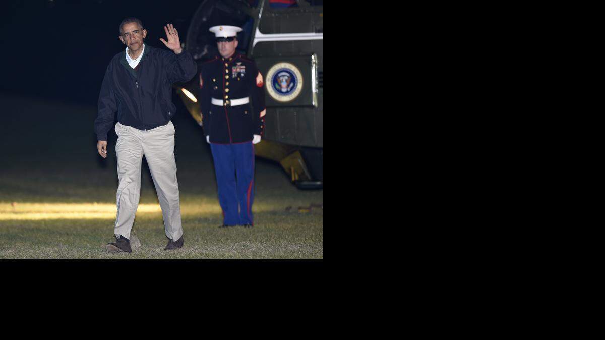 
El presidente Barack Obama saluda a su regreso a la Casa Blanca el domingo luego de su viaje a Las Vegas.


