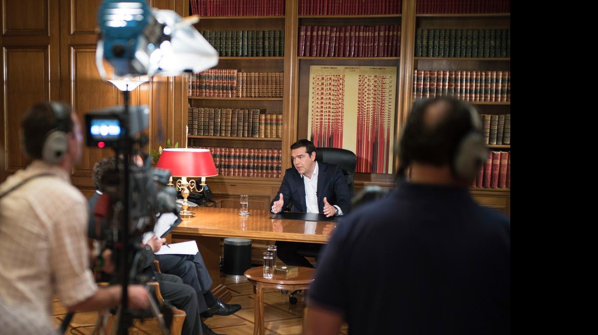 
El primer ministro griego Alexis Tsipras afrontaba el martes en Atenas la ardua tarea de ‘vender' en su país las draconianas medidas exigidas por la Eurozona.
