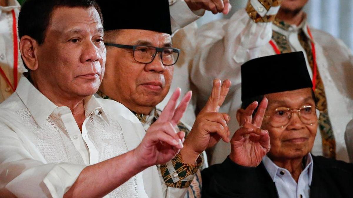 Foto de archivo del vicepresidente del Frente Moro de Liberación Islámica (FMLI), Ghazali Jaafar (dcha), mientras posa junto al presidente filipino, Rodrigo Duterte (izq), durante una ceremonia en el Palacio Malacañang en Manila (Filipinas) el 22 de febrero de 2019.