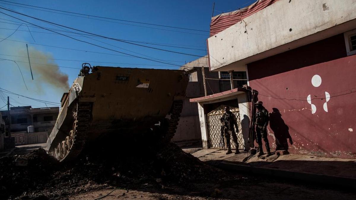 Un tanque pasa por una barricada para asegurar el área de la que recientemente lograron sacar al Estado Islámico.