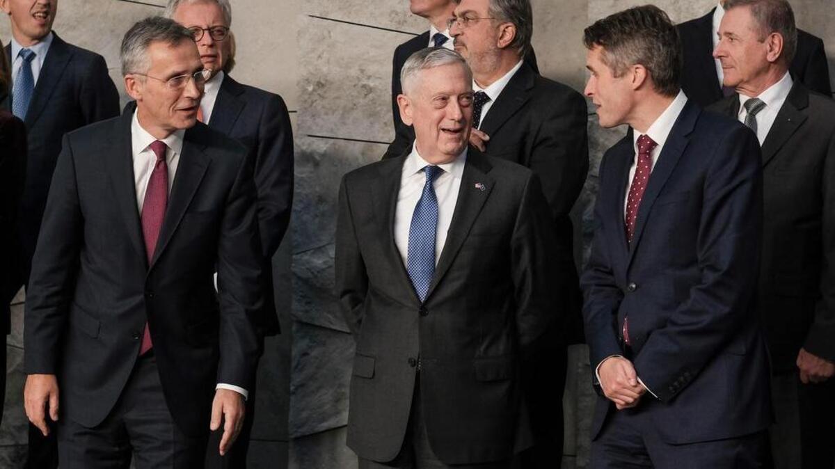 El secretario general de la OTAN, Jens Stoltenberg (izda), el secretario de Defensa de Estados Unidos, Jim Mattis (c), y su homólogo británico Gavin Williamson, toman posición para la foto de familia de la reunión de ministros de Defensa de la OTAN.