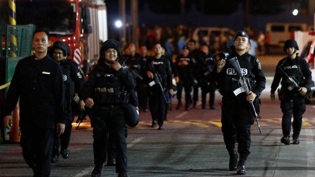 Miembros de la policía custodian las calles aledañas al complejo Resorts World Manila Hotel and Casino el 2 de junio de 2017, en Pasay City, sur de Manila (Filipinas). El Estado Islámico (EI) ha reivindicado el ataque perpetrado en la noche del jueves contra un hotel cercano al aeropuerto de Manila que ha causado un número indeterminado de víctimas.