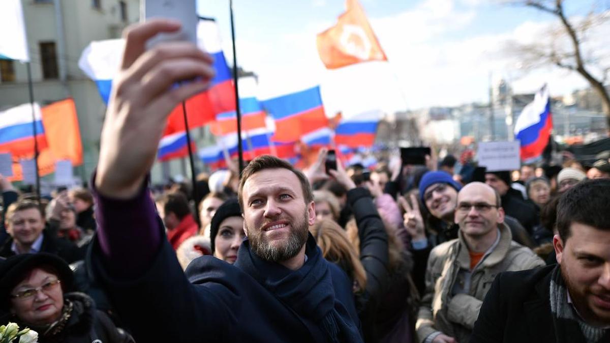 Esta foto de archivo tomada el 27 de febrero de 2016 muestra el líder de la oposición rusa y blogger anti-corrupción Alexei Navalny durante una marcha conmemorativa conmemorando el aniversario de un año del asesinato del político ruso Boris Nemtsov en el centro de Moscú.