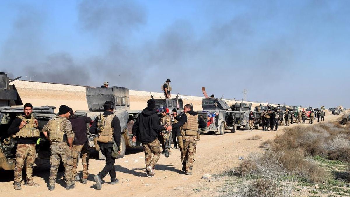 Vehículos y tropas militares iraquíes avanzan, el martes, hacia el centro de la ciudad de Ramadi, al este de Irak. Las fuerzas militares iraquíes lanzaron una operación militar para retomar la capital de la provincia del Estado Islámico.