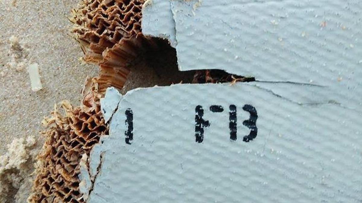 Fotografía sin fechar facilitada el 10 de junio de 2016 por Blaine Alain Gibson que muestra restos que podrían pertenecer al avión del vuelo MH370 de Malaysia Airlines desaparecido, encontrados en la isla de Nosy Boraha (Madagascar).