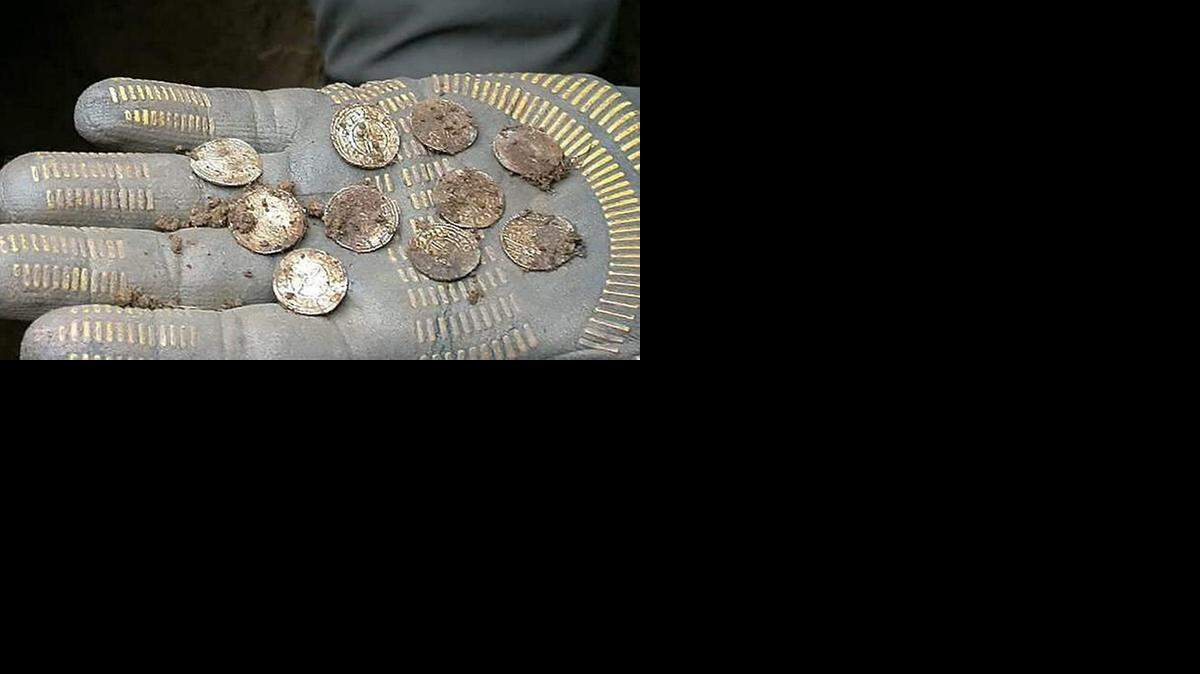 <cutline_leadin>El grupo</cutline_leadin> de “cazatesoros” encontró el hallazgo en un cubo enterrado en la localidad de Aylesbury en búsquedas habituales de fin de semana.