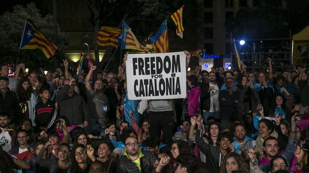 Cientos de personas se congregan esta noche en la plaza de Cataluña, en Barcelona, donde intervienen el presidente de la Asamblea Nacional Catalana (ANC), Jordi Sánchez, y el presidente de Omnium Cultural, Jordi Cuixart, tras la jornada de referéndum del 1 de octubre convocado por el Govern y suspendido por el Tribunal Constitucional.