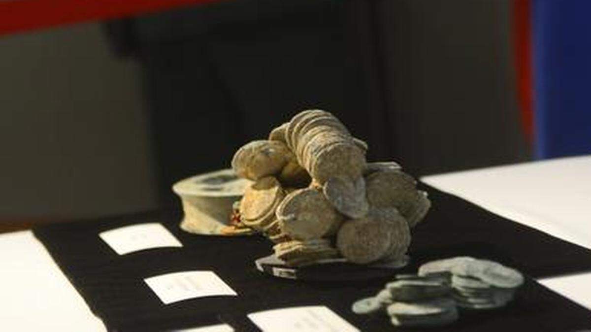 
Un miembro de la Guardia Civil española vigila un tesoro de monedas de plata recuperado de la fragata Nuestra Senora de las Mercedes, hundida por buques británicos, y expuesto en Madrid en el 2012. 
