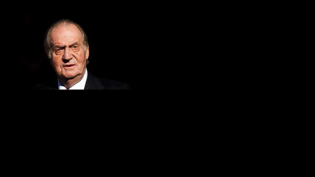 Archivo - En esta fotografía de archivo del 27 de diciembre de 2011 el entonces rey Juan Carlos de España abandona la apertura oficial del Parlamento en Madrid. La justicia española investigará la demanda de una ciudadana belga que asegura que el ex monarca es su padre. Una sala civil del Tribunal Supremo, integrada por 12 jueces, acordó el miércoles admitir la demanda presentada por la belga Ingrid Sartiau.