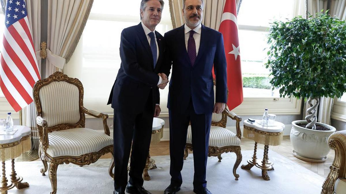 El secretario de Estado de Estados Unidos, Antony Blinken (izquierda), da la mano al ministro turco de Exteriores, Hakan Fidan, en Vahdettin, una residencia presidencial, en Estambul, Turquía, el 6 de enero de 2024.