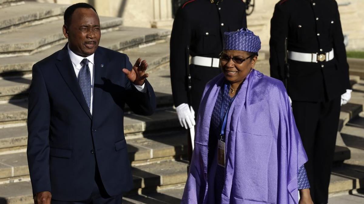 El presidente de Níger, Mahamadou Issoufou (izq.) arriba al encuentro entre líderes africanos y de la Unión Europea para abordar el tema de la emigración.