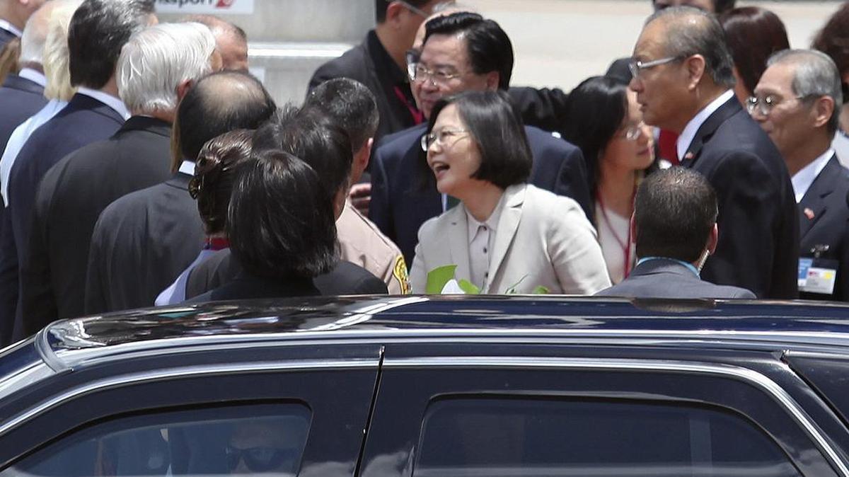 La presidenta Taiwán, Tsai Ing-wen, centro, es recibida en el Aeropuerto Internacional de Miami, el 24 de junio del 2016.