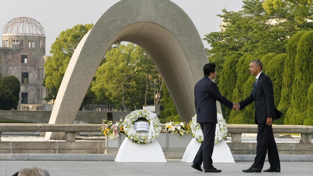 El presidente estadounidense Barack Obama y el primer ministro japonés Shinzo Abe en el Parque de la Paz en Hiroshima, Japón, el 27 de mayo de 2016.