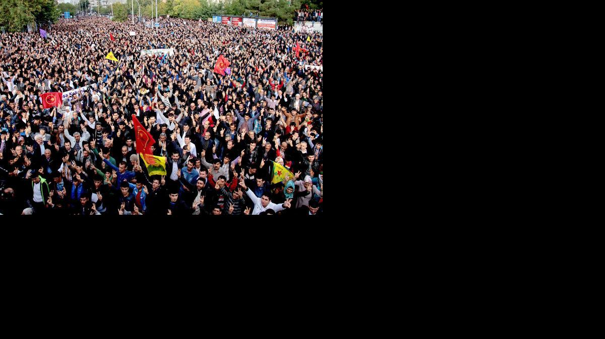 
Entre las medidas enumeradas en las pancartas de la manifestación figuraba el reconocimiento de la administración kurda en Siria y la apertura de un pasillo humanitario para acceder a Kobane.
