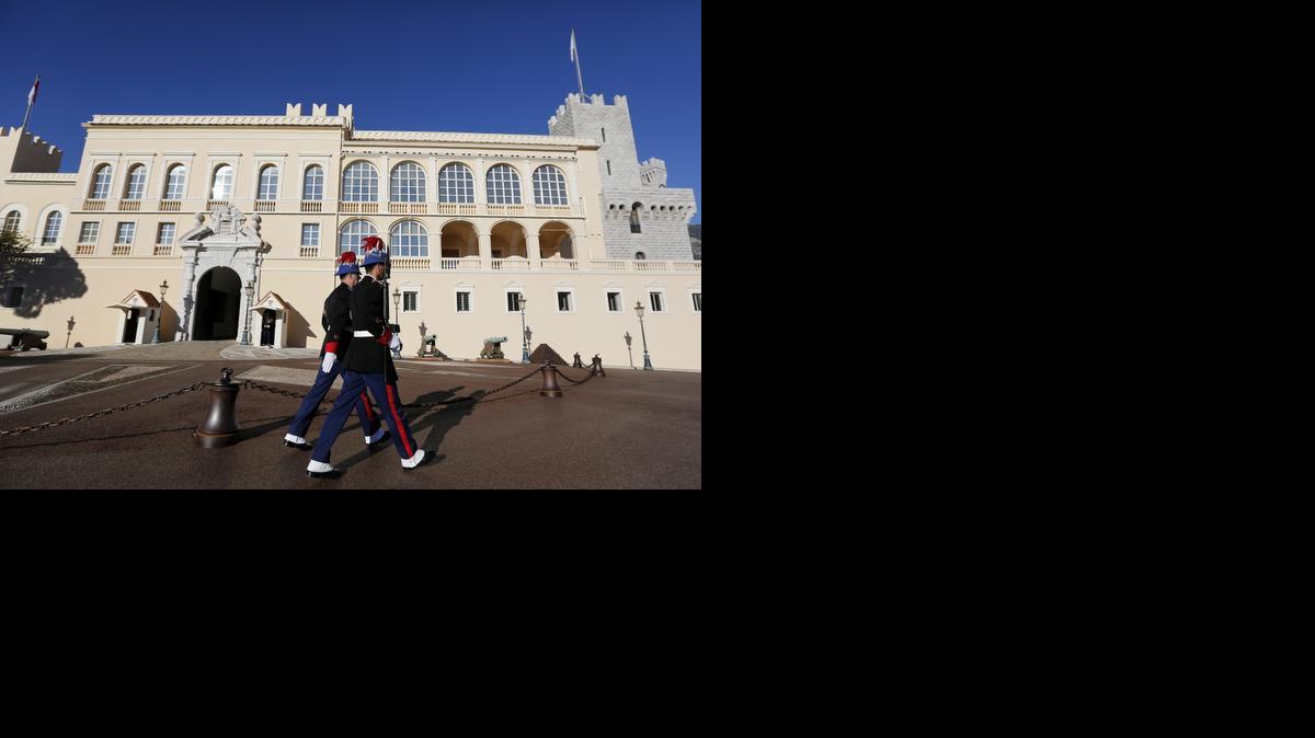 
 Dos miembros de la guardia desfilan delante del Palacio de Mónaco hoy, jueves 11 de diciembre de 2014. Mónaco ya tiene nuevo heredero a la corona, el príncipe Jacques Honoré Rainier, Jacques II, que hoy fue proclamado oficialmente como primera figura en la línea sucesoria del Principado tras su padre, Alberto II. EFE/Sebastien Nogier
