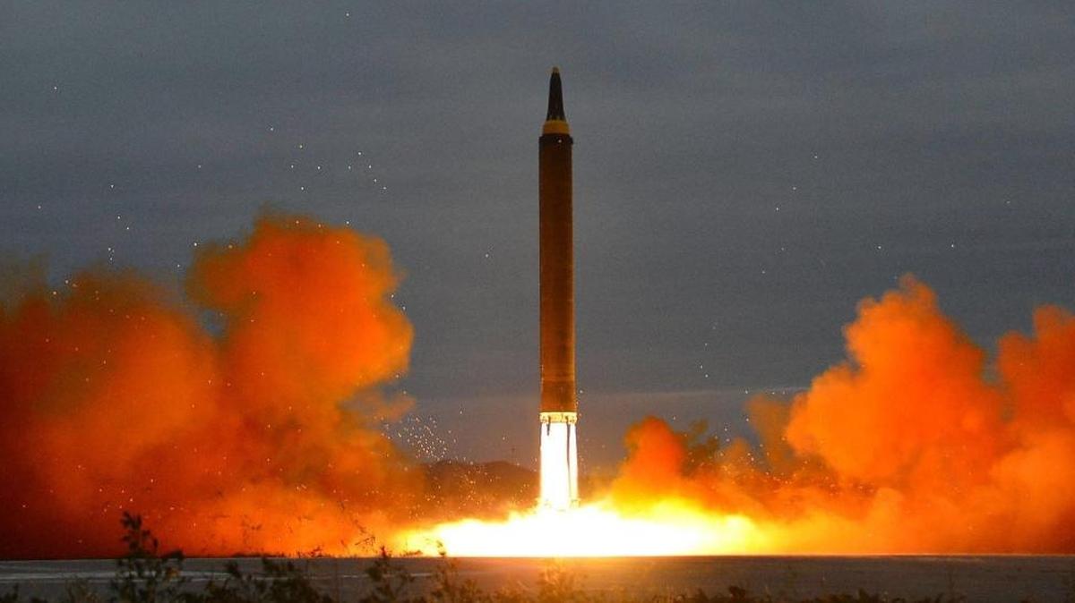 Corea del Norte, muestra el lanzamiento de un misil balístico de alcance intermedio, desde una ubicación desconocida en Corea del Norte.