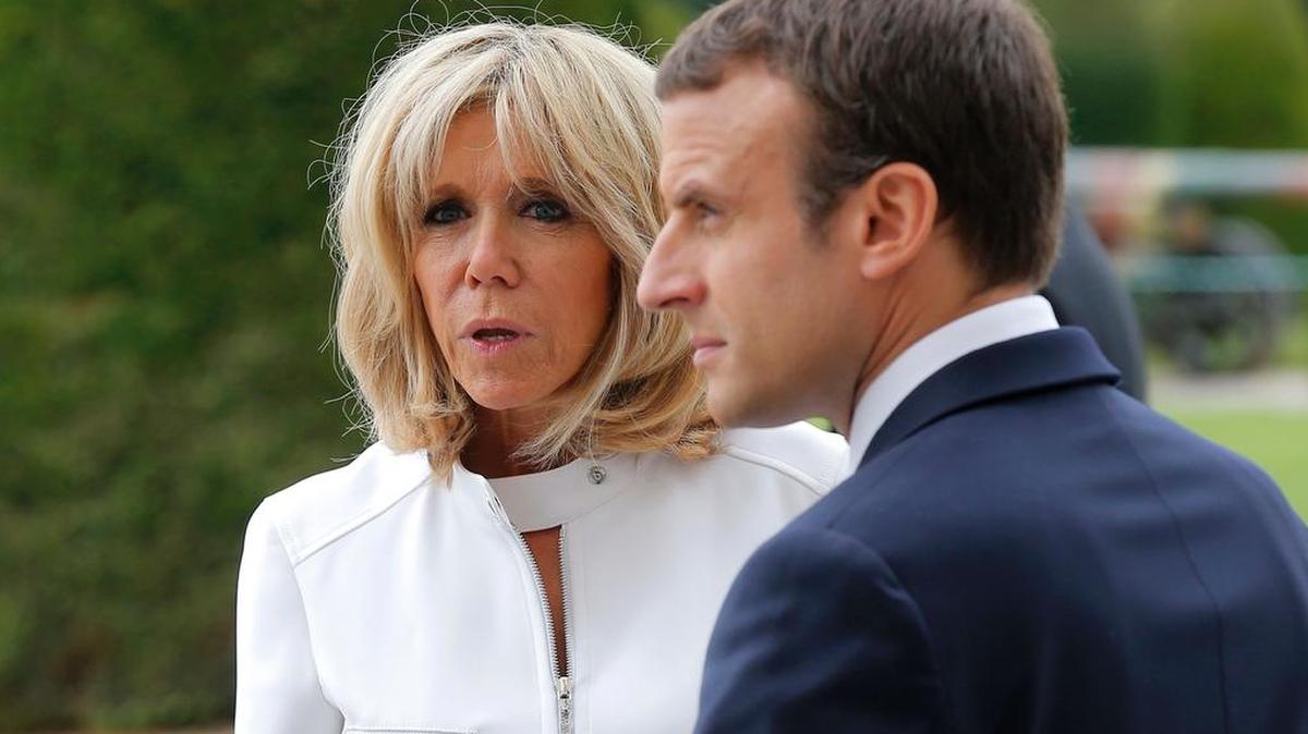 Esta foto de archivo tomada el 13 de julio de 2017 muestra al presidente francés Emmanuel Macron y a su esposa Brigitte Macron esperando fuera del Museo del Ejército para la llegada del presidente de Estados Unidos durante una ceremonia de bienvenida en París.