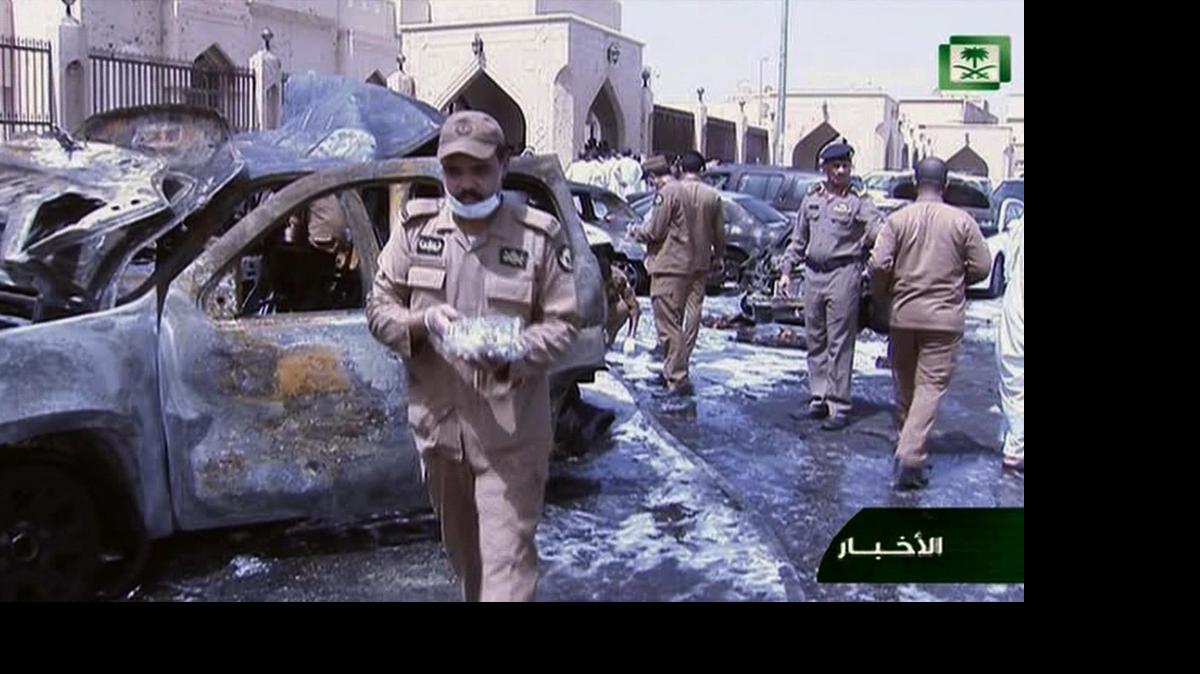 
Imagen tomada de la televisión que muestra la destrucción ocasionada por un ataque suicida a una mezquita en Dammam, uno de los atentados por los cuales cientos de personas han sido arrestadas en Arabia Saudita.
