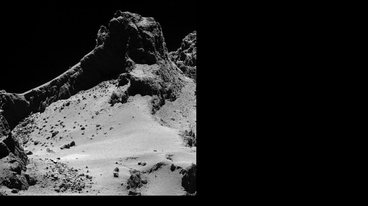 
Superficie del cometa 67/Churymov-Gerasimenko. La sonda espacial Rosetta, que acompaña al 67P en su viaje al Sol, registra cada detalle de la transformación del cometa. 
