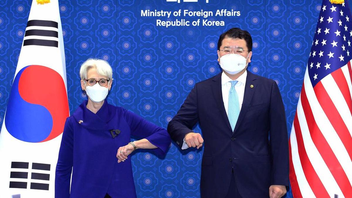 La subsecretaria de Estado de EEUU, Wendy Sherman se reúne con el primer viceministro de Relaciones Exteriores de Corea del Sur, Choi Jong Kun, en Seúl, el 23 de julio del 2021.