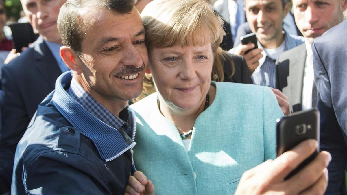 
La canciller alemana, Angela Merkel,durante la visita que ha realizado hoy a la Oficina Federal de Migración y Refugiados en Berlín hoy, 10 de septiembre de 2015. 
