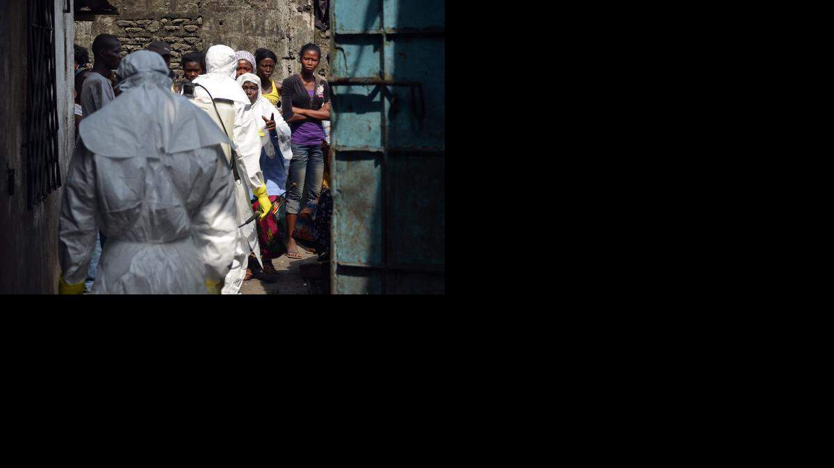 
Segun el último balance de la OMS, el número de muertos en el mundo supera los 7,900 y el de casos los 20,300. Casi todas las víctimas han muerto en Africa Occidental, concretamente en Sierra Leona, Liberia y Guinea.
