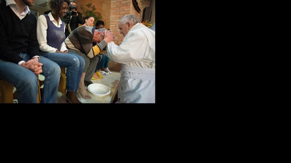 
Francisco bendice a un recluso tras besar y lavarle los pies como a otros prisoneros una cárcel de Roma el Jueves Santo.
