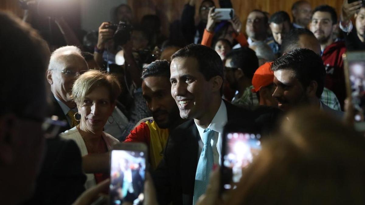 El jefe del Parlamento, Juan Guaidó (c), quien se adjudicó las competencias del Ejecutivo hace una semana, presenta el Plan País este jueves en el Auditorio Naranja de la Facultad de Ciencias Económicas y Sociales (FaCES) de la Universidad Central de Venezuela (UCV), en Caracas (Venezuela).