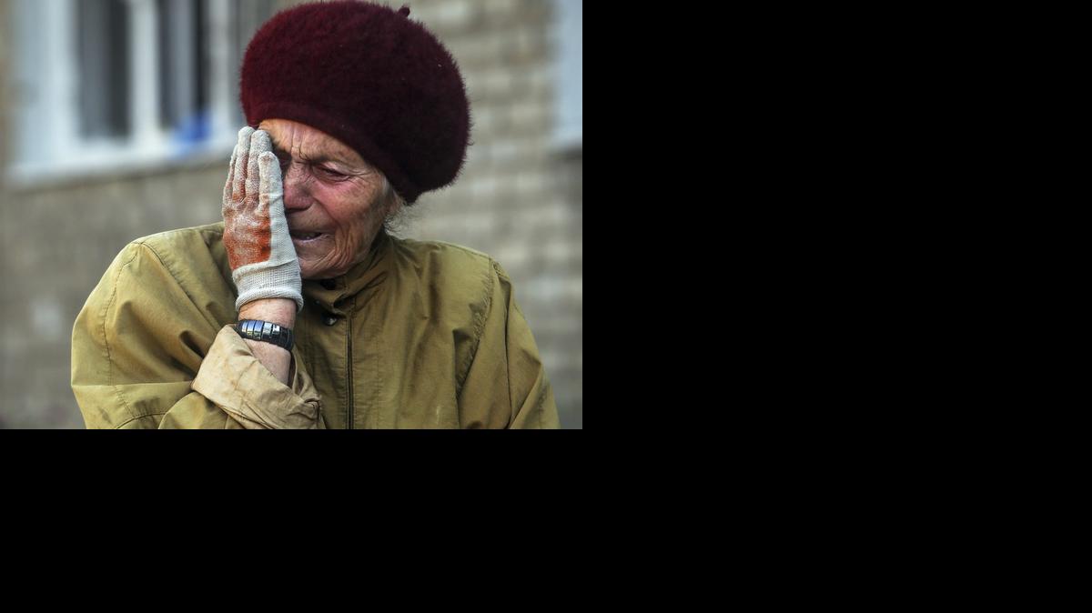 
Una mujer llora junto a una vivienda destruída por proyectiles de artillería en la localidad de Peski, cerca de Donetsk, Ucrania, el viernes 3 de octubre de 2014. Los combates entre las fuerzas de Kiev y los separatistas prorrusos por el control del aeropuerto de Donetsk continúan hoy a pesar de la tregua decretada hace un mes entre los dos bandos enfrentados en el este de Ucrania.
