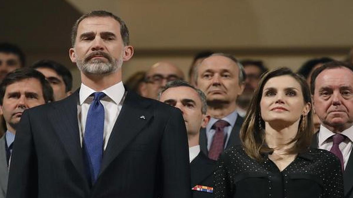 Los reyes Felipe y Letizia junto a la vicepresidenta del Gobierno, Soraya Sáenz de Santamaría (i); la presidenta del Congreso, Ana Pastor (d), durante el Concierto Homenaje a las Víctimas del Terrorismo que cada año acoge el Auditorio Nacional, en Madrid.