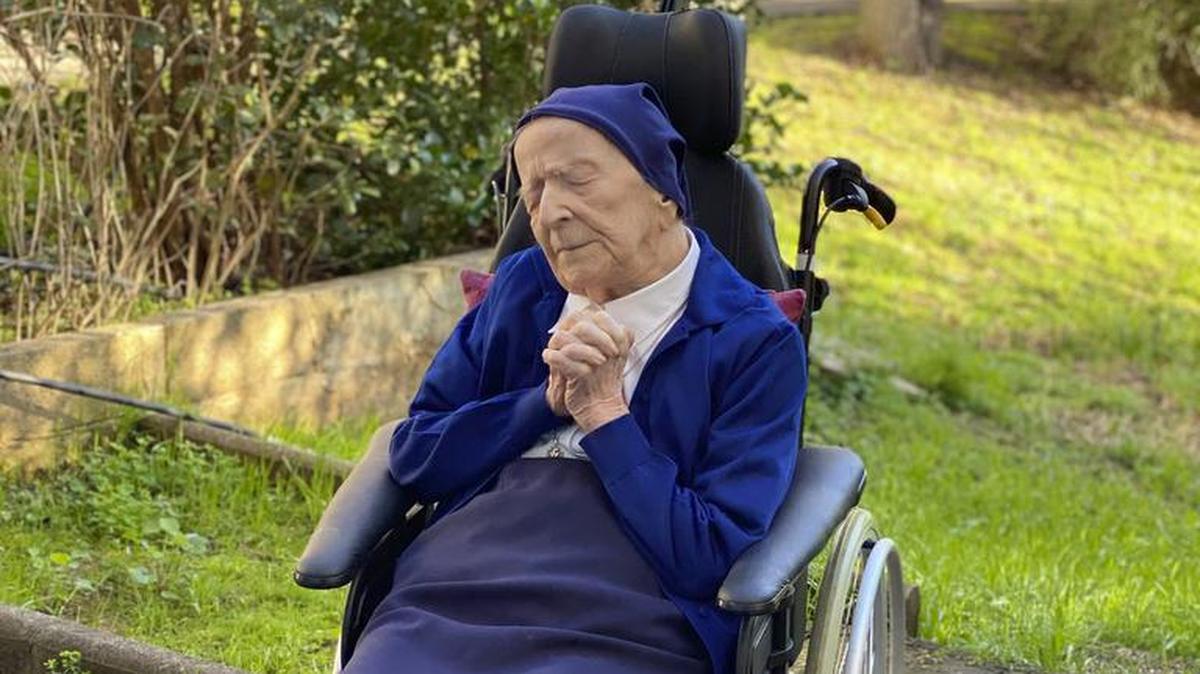 En foto proporcionada del hogar de ancianos de Sainte-Catherine Laboure, se muestra a la hermana André, en Toulon, sur de Francia, el miércoles 10 de febrero del 2021.