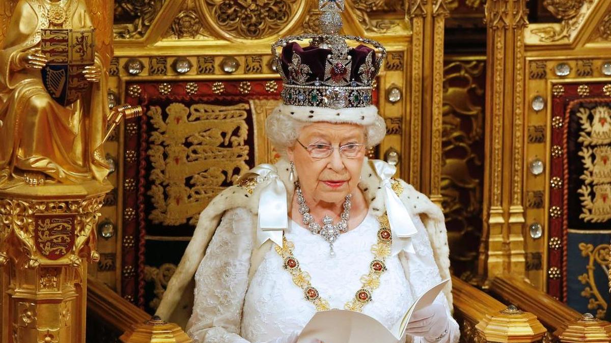 La reina Isabel II da su discurso durante la ceremonia de apertura del Parlamento en Londres.