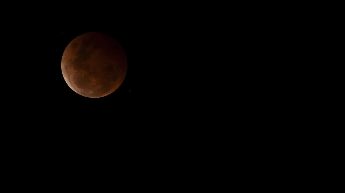 
Vista de la luna tomada desde Sídney (Australia) el miércoles 8 de octubre de 2014, durante un eclipse lunar completo. 
