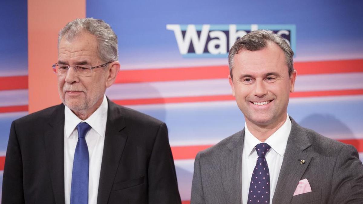 Los candidatos presidenciales de Austria, Alexander Van der Bellen (der.), del Partido Verde, y Norbert Hofer, ultraderecha, durante una entrevista de televisión el domingo.